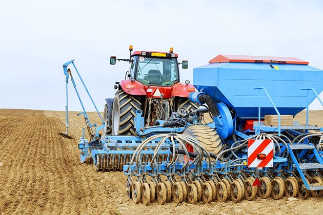 how to hitch an implement to a tractor