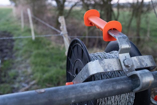 how to use electric fence reel