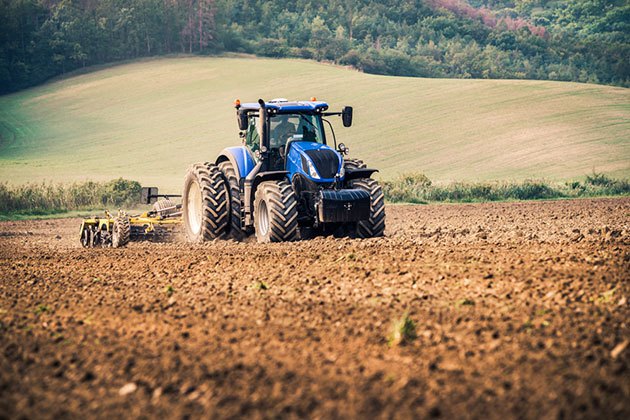 case ih quadtrac vs new holland t9