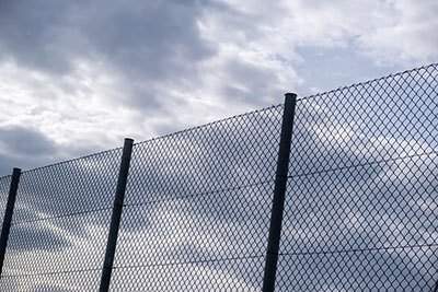 Do fences need gaps for wind