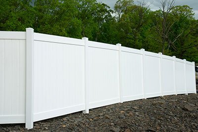 the pros and cons of vinyl fencing