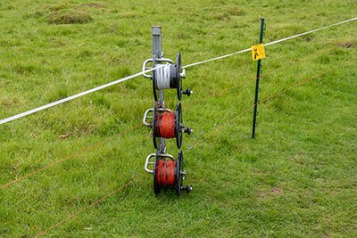 can electric fence wires touch each other