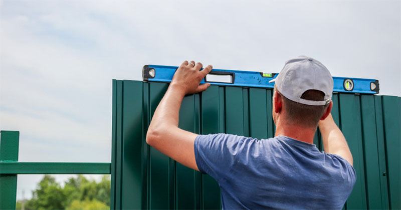 how to hire a fencing contractor